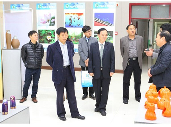 河南省高校就业创业指导课程建设督查专家组来威廉希尔中文官网检查工作1.jpg 威廉希尔中文官网